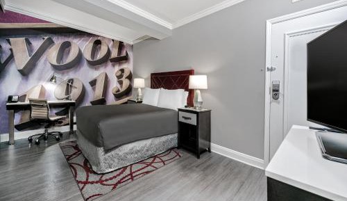 Standard Queen Room with Roll-in Shower - Mobility Access
