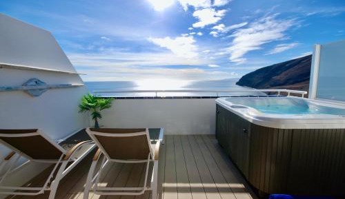 Apartment with Terrace and Sea View