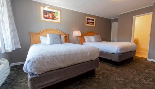Queen Room with Two Queen Beds - Lakeside