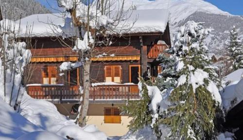Apartment with Mountain View