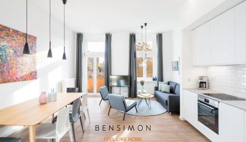 Four-Bedroom Apartment with Balcony	