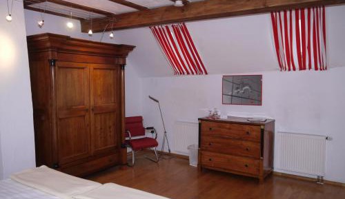 Suite (361 ft² in size)