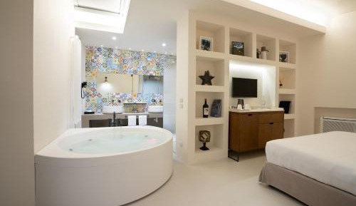 Deluxe Suite with Spa Bath
