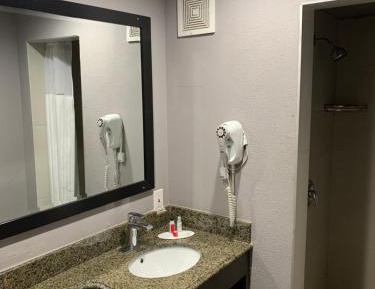 Queen Room - Non-Smoking
