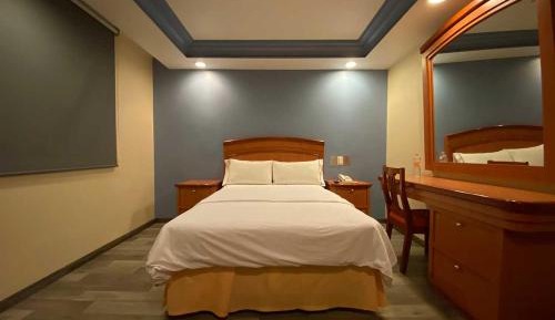 Standard Queen Room