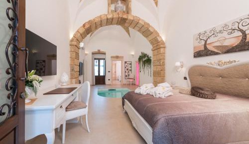 King Suite with Pool View