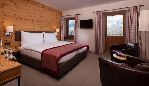 Double Room with Partial Matterhorn View