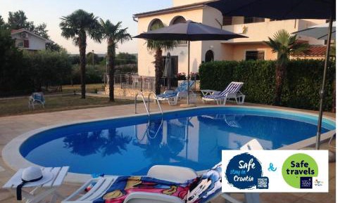 Apartment with Pool View 