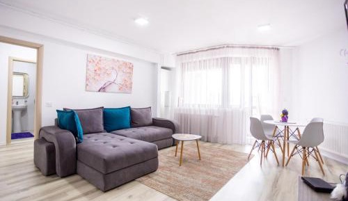 Apartment with Mountain View