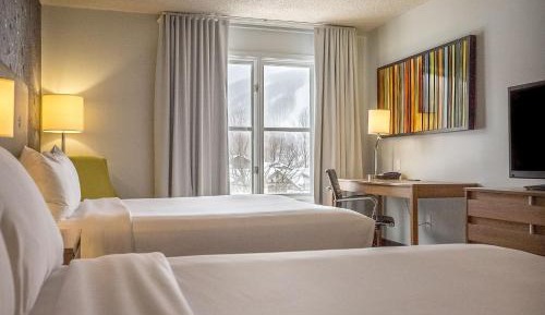 Comfort room with 2 Queen beds mountain view