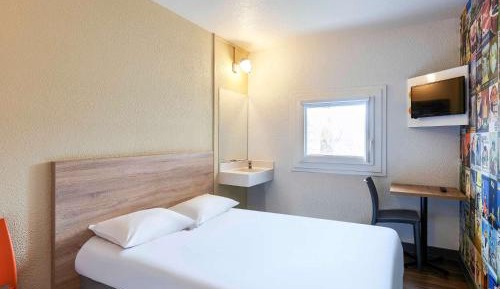Tandem Room with Shared Bathroom