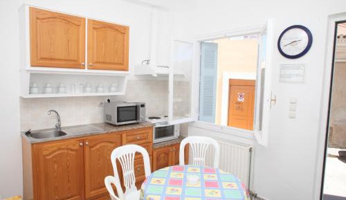 Basic Twin Room with Shared Kitchen