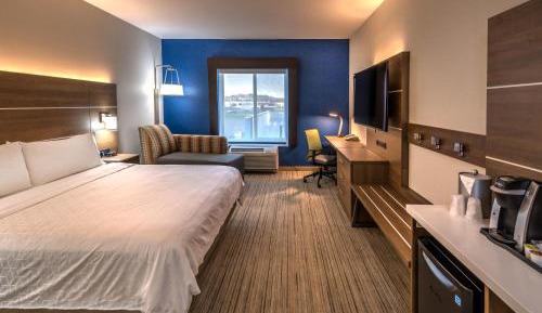 Standard King Room with Roll-In Shower - Mobility Access