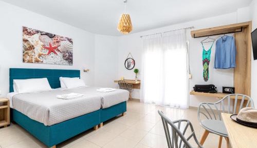 twin pool view with two single beds 