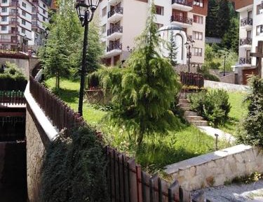 Apartment with Mountain View