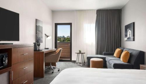 Deluxe Executive King Room - Non-Smoking
