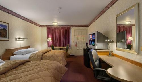 Deluxe Queen Room with Two Queen Beds - Disability Access/Non-Smoking