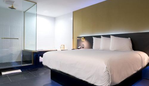 Honeymoon Suite
