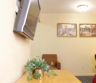 One-Bedroom Queen Suite - Non-Smoking