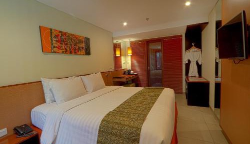  Deluxe King Room with Pool Access