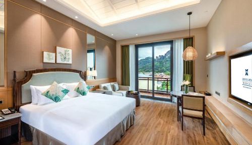 XinYue Building Deluxe Mountain view King Bed Room