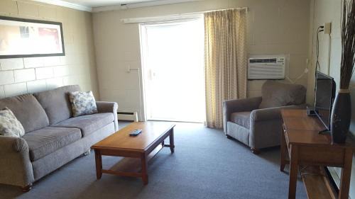 Two-Bedroom Queen Suite