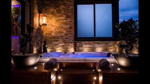 Suite with Hot Tub