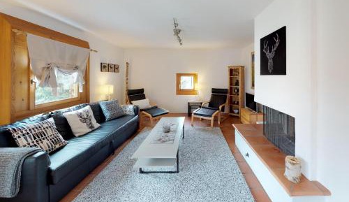 Apartment with Mountain View