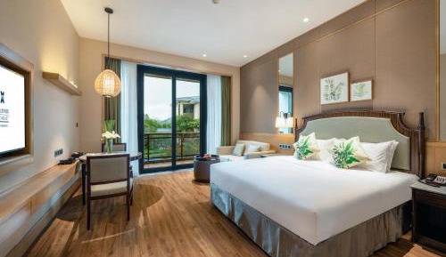 XinYue Building Deluxe Garden view King Bed Room 