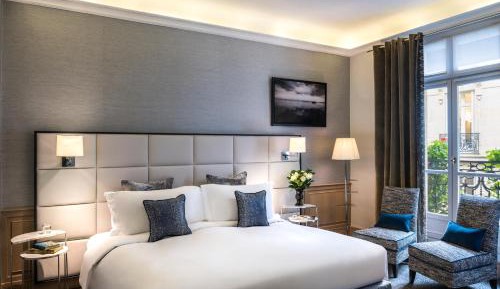 Deluxe room with 1 queen bed