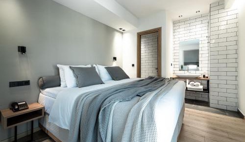 Penthouse Suite with Private Hot tub and Sea View