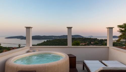 Three Bedroom House with Jacuzzi and Sea View