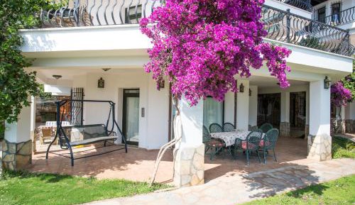 Two-Bedroom Apartment with Garden and Sea View
