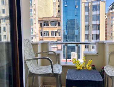 Apartment with Balcony - City View