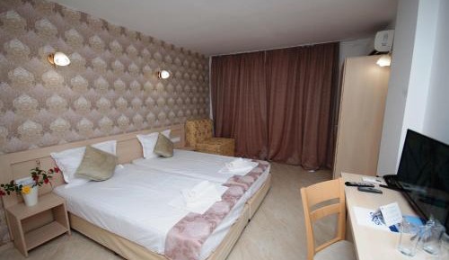 Twin Room (2 Adults + 1 Child)