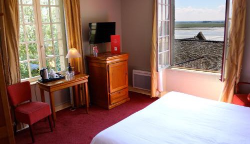 Triple Room with Bay Mont-Saint-Michel View - Red House 