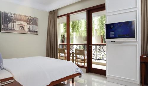 Suite with Pool View