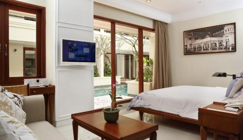 Suite with pool access