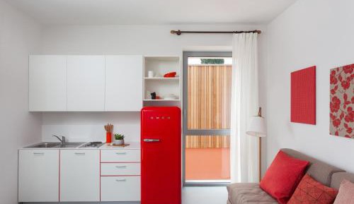 One-Bedroom Apartment Top with Balcony or Terrace and Lake view
