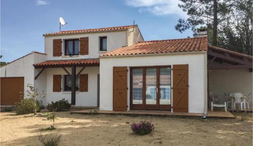 Three-Bedroom Holiday Home 