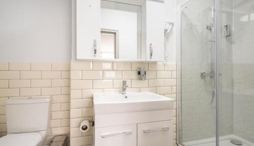Quadruple Room with Private Bathroom