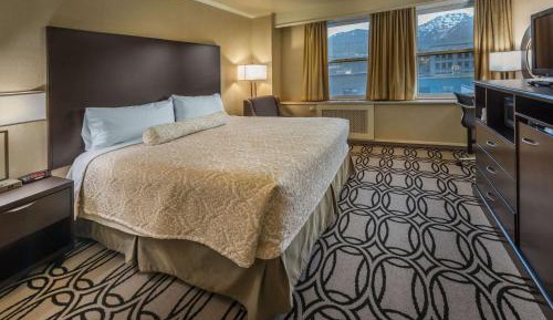 King Studio Apartment with Kitchen