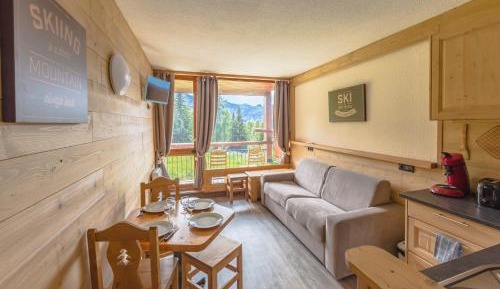 Studio with Balcony and mountain view