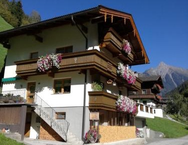 Apartment with Mountain View