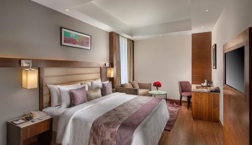 Superior Rooms with One Double Bed (Avail 15% discount on FNB & (1+1 Happy Hour from 4pm - 7pm on selected brands)