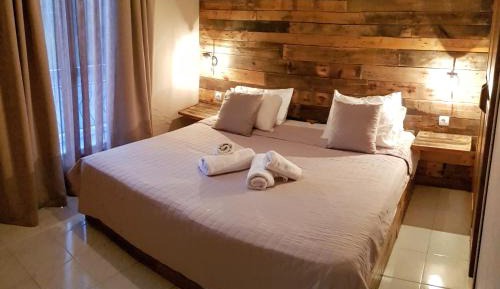 One-Bedroom Apartment with Street View (4 Adults)
