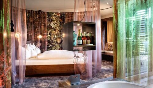 Suite with Hot Tub