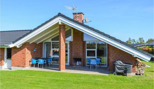 Three-Bedroom Holiday Home 