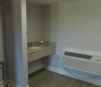 King Suite - Non-Smoking