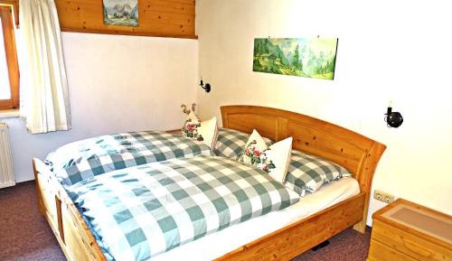 Large Standard One-Bedroom Apartment with Balcony